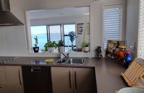 Bucklands Beach Casa | Cheerful 3-bedroom home on a cliff next to water