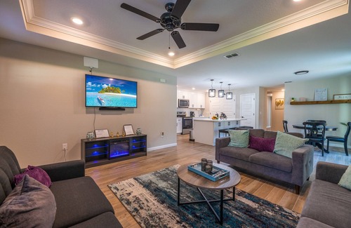 Lakeland Casa | Cheerful 3 bedroom home with pool + grill