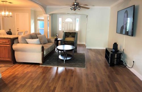 Clearwater Casa | Cheerful 3 Bedroom Home mins from Clearwater Beach