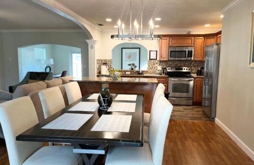 Clearwater Casa | Cheerful 3 Bedroom Home mins from Clearwater Beach
