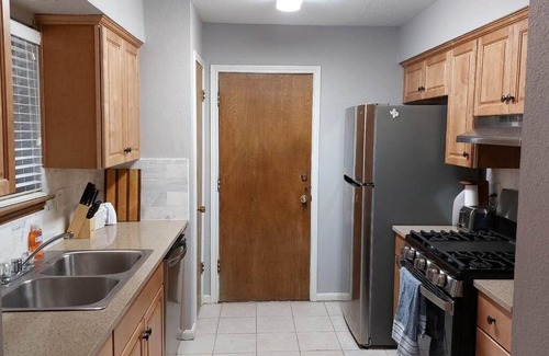 Houston Casa | Cheerful 3 Bedroom Home with Garage Parking
