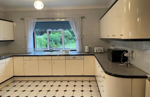 Bickley Casa | Cheerful 3 bedroom house with off street parking