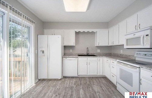Millard Casa | Cheerful 3 Bedroom House, 2 Bathrooms, 5 minutes from the interstate