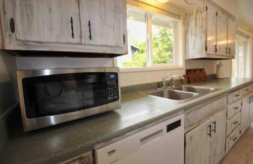 Creswell Casa | Cheerful 3 Bedroom on a Park 10 Miles from Eugene