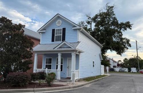 Myrtle Beach Casa | Cheerful 3-br cottage with pool, 2 blocks to beach, free parking