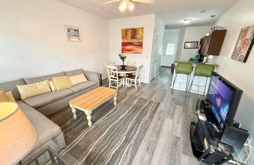 Myrtle Beach Casa | Cheerful 3-br cottage with pool, 2 blocks to beach, free parking