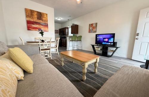 Myrtle Beach Casa | Cheerful 3-br cottage with pool, 2 blocks to beach, free parking