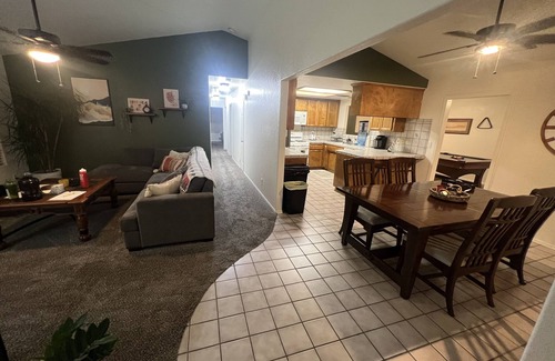 Quartz Hill Casa | Cheerful 3BR 2BA Sauna: Spa: Pool/P-Pong Table+ More