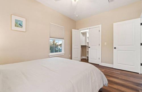 South Pensacola Casa | Cheerful 3BR close to downtown + double balcony
