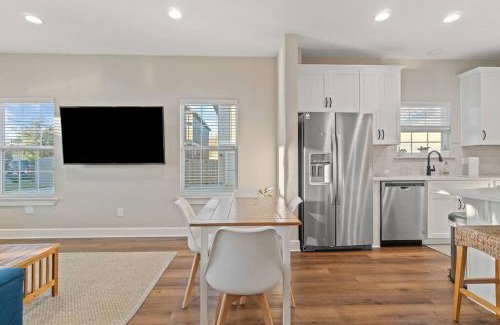 South Pensacola Casa | Cheerful 3BR close to downtown + double balcony
