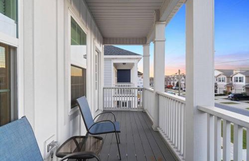 South Pensacola Casa | Cheerful 3BR close to downtown + double balcony