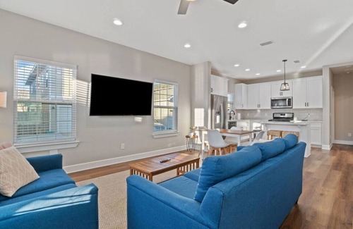South Pensacola Casa | Cheerful 3BR close to downtown + double balcony
