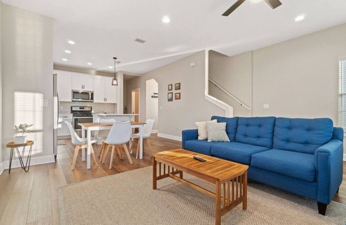 South Pensacola Casa | Cheerful 3BR close to downtown + double balcony