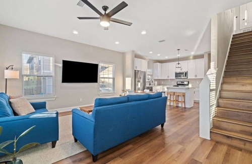 South Pensacola Casa | Cheerful 3BR close to downtown + double balcony