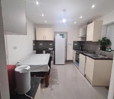 Hillingdon Apartamento | Cheerful 4/5 bed house - Heathrow