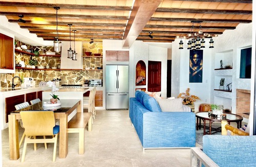 Primo Tapia Casa | Cheerful 4 bedroom with ocean front hot tub!