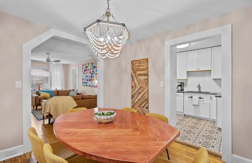 Wilmington Historic District Casa | Cheerful 4 Bed House w/ Sunroom-Sleeps8-Firepit!