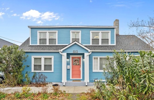 Wilmington Historic District Casa | Cheerful 4 Bed House w/ Sunroom-Sleeps8-Firepit!