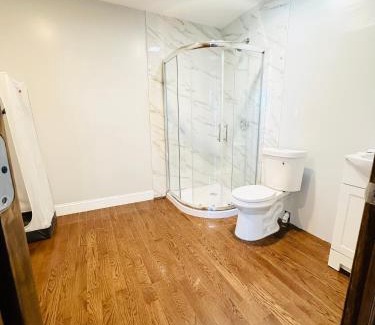 Elmont Apartamento | Cheerful 4-bedroom home with free parking