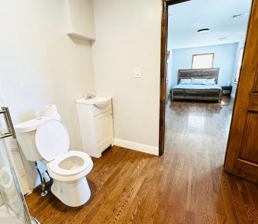 Elmont Apartamento | Cheerful 4-bedroom home with free parking