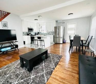 Elmont Apartamento | Cheerful 4-bedroom home with free parking