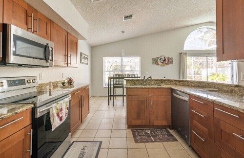 Lindfields Casa | Cheerful 4 bedroom minutes from disney with pool.