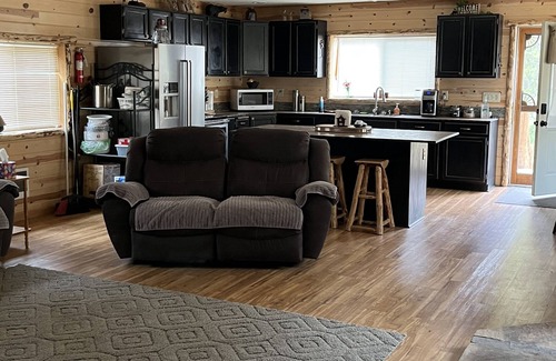 Island Park Cabina | Cheerful 4-bedroom cabin with indoor fireplace