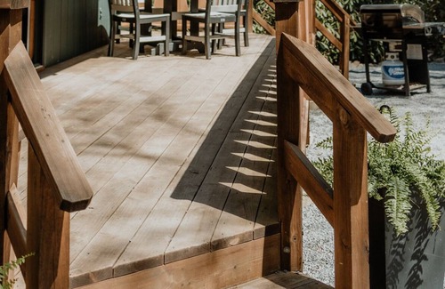 Pocono Pines Chalet De Esquí | Cheerful 4 Bedroom Chalet nestled in Rhododendrons
