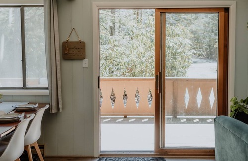 Pocono Pines Chalet De Esquí | Cheerful 4 Bedroom Chalet nestled in Rhododendrons