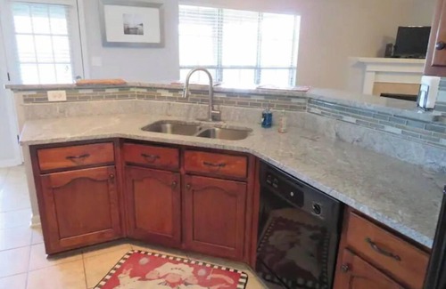 Southaven Casa | Cheerful 4 Bedroom with indoor fireplce, Fence in yard, Screen in back deck,