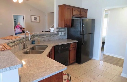 Southaven Casa | Cheerful 4 Bedroom with indoor fireplce, Fence in yard, Screen in back deck,