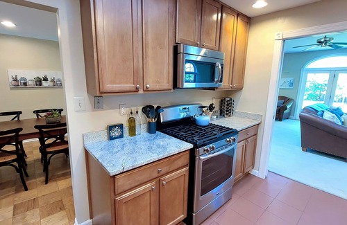 Lake Barcroft Casa | Cheerful 5-Bdrm Home | Huge Fenced Yard | Kid-Pet Friendly | Near it all!