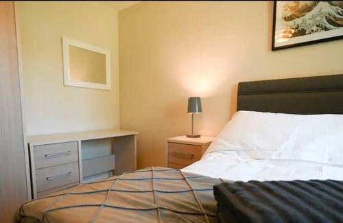 Reading Casa | Cheerful - 5 bedroom house with parking