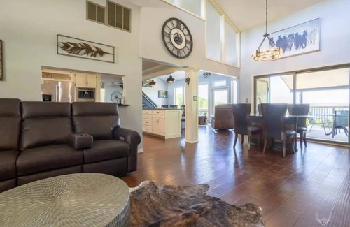 Rogers Casa | Cheerful 5-bedroom lake house with indoor pool