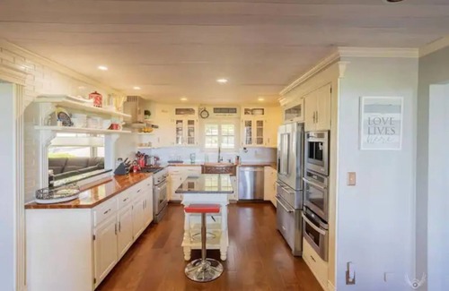 Rogers Casa | Cheerful 5-bedroom lake house with indoor pool