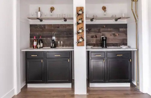 Plymouth Otro | Cheerful 5 Bedroom Modern Farmhouse