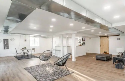 Plymouth Otro | Cheerful 5 Bedroom Modern Farmhouse