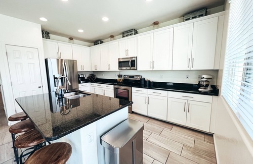 Peoria Casa | Cheerful 5-BR Family Friendly Home, Perfect Spot
