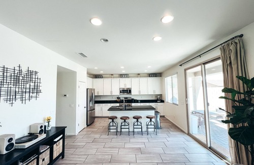 Peoria Casa | Cheerful 5-BR Family Friendly Home, Perfect Spot