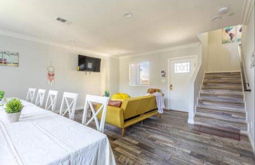 Downtown Los Angeles Casa | Cheerful 5BR house with parking near USC