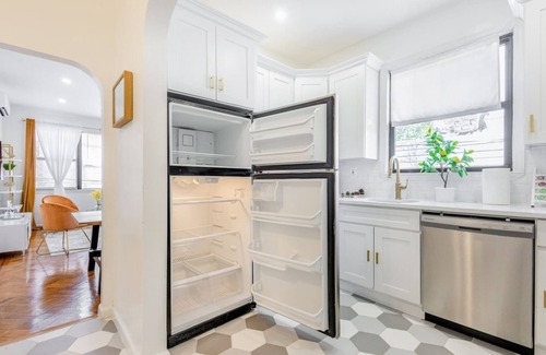 East New York Casa | Cheerful 6Bd BK Town Home 30 min. to Manhattan