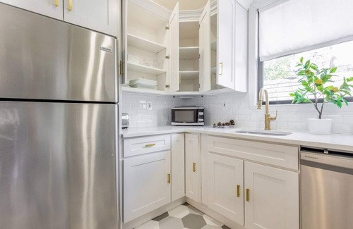 East New York Casa | Cheerful 6Bd BK Town Home 30 min. to Manhattan