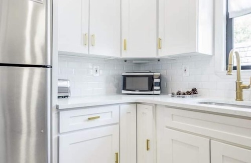 East New York Casa | Cheerful 6Bd BK Town Home 30 min. to Manhattan