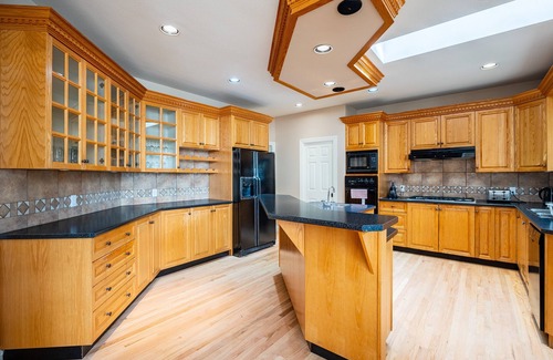 Surrey Casa | Cheerful 7 bedroom home C/W hot tub, 1.6 Acre lot