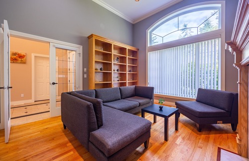 Surrey Casa | Cheerful 7 bedroom home C/W hot tub, 1.6 Acre lot