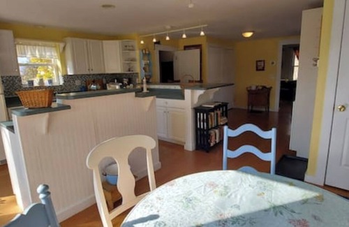 Town of Ledyard Cabaña | Cheerful and Charming 4 BR/3BA Cottage by the Lake