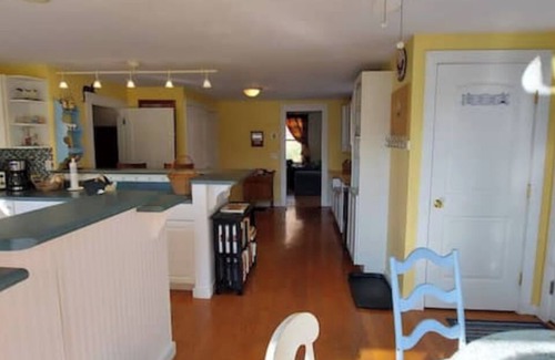 Town of Ledyard Cabaña | Cheerful and Charming 4 BR/3BA Cottage by the Lake