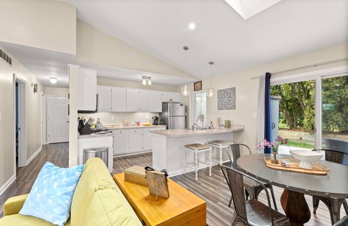 Lexington Casa | 😃 Cheerful and cozy, 3 bedroom home 🏡 recessed into a wooden lot