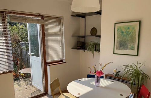 Crofton Park Casa | Cheerful and cute 2 bedroom house.