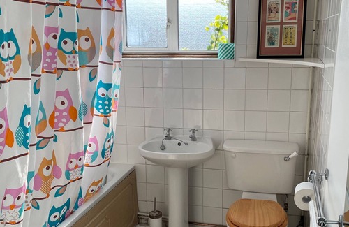 Crofton Park Casa | Cheerful and cute 2 bedroom house.